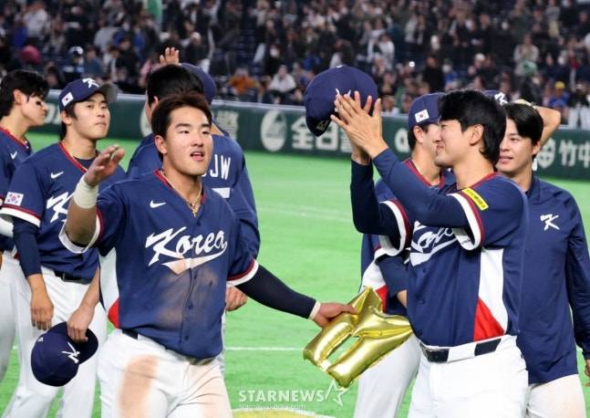 기쁨을 나누고 있는 안현민(왼쪽)과 고영표. /사진=강영조 선임기자