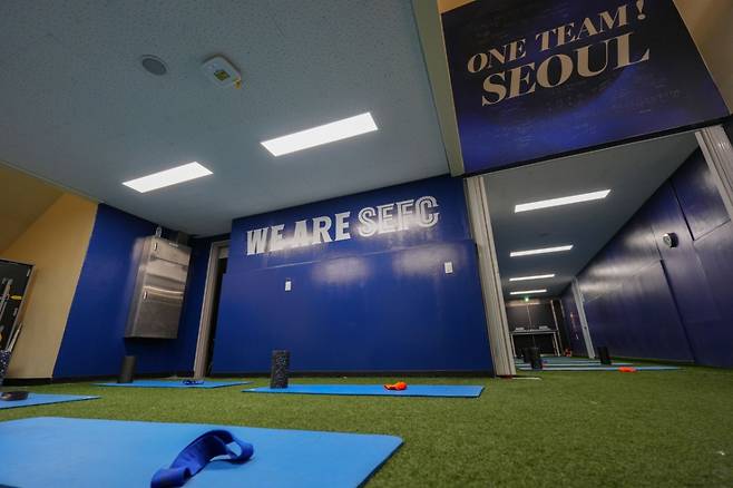 [라커룸 밖 선수단의 각오가 쓰인 대형 통천. /사진=서울 이랜드 제공