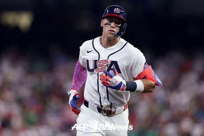 애런 저지가 10일(한국 시각) 멕시코전에서 3회 투런포를 친 뒤 그라운드를 돌고 있다. /AFPBBNews=뉴스1