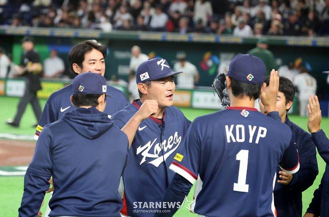대표팀 맏형 노경은(가운데)이 9일 도쿄돔에서 열린 2026 WBC 도쿄POOL 대한민국과 호주 경기 2회말 선발 손주영이 팔꿈치통증을 호소하며 강판되자 급히 투입돼 무실점 피칭을 펼친 뒤 동료들의 환영 속에 더그아웃으로 향하고 있다. /사진=강영조 선임기자