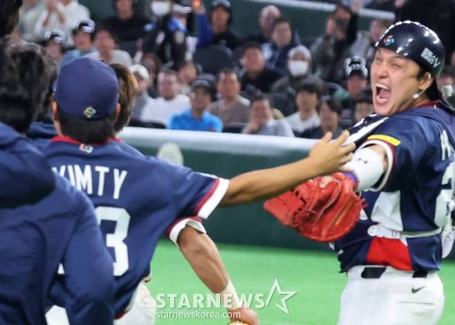 야구대표팀 문보경이 9일 도쿄돔에서 열린 2026 WBC 도쿄POOL 대한민국과 호주 경기 9회말 호주의 마지막 타자의 플라이를 직접 처리한 후 글러브를 던지며 환호하는 순간. 경기 종료 후 박동원은 김택연을 가장 먼저 안아주며 기쁨을 함께했다. /사진=강영조 선임기자