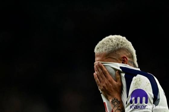 크리스탈 팰리스전 패배 후 히샬리송이 얼굴을 유니폼으로 감싸고 있다. /AFPBBNews=뉴스1