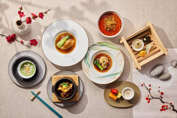 서울 용산의 드래곤시티는 아코르 그룹 4개 호텔을 통해 '봄 미식 여행' 프로모션을 진행한다. 도미와 봄나물, 성게알 등 봄의 정취를 담은 식재료를 일식과 중식, 뷔페 등 다채로운 방식으로 풀어낸다 / 출처 : 서울 드래곤시티