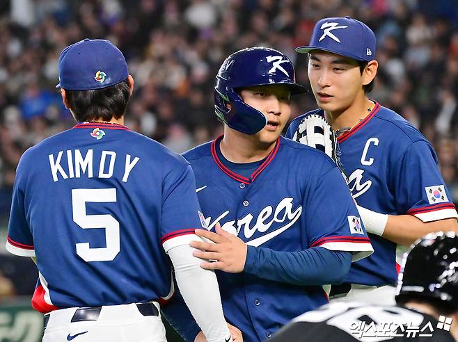 9일 오후 일본 도쿄돔에서 열린 2026 월드베이스볼클래식(WBC) C조 한국과 호주의 경기, 5회초 공격을 마친 한국 문보경이 축하를 받고 있다. 도쿄, 김한준 기자