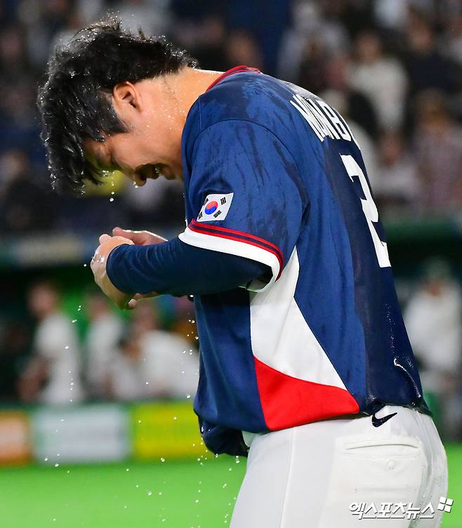 9일 오후 일본 도쿄돔에서 열린 2026 월드베이스볼클래식(WBC) C조 한국과 호주의 경기, 한국이 호주에 7:2로 승리하며 17년 만에 대회 2라운드 진출에 성공했다.  한국 문보경이 물세례를 맞고 있다. 도쿄, 김한준 기자