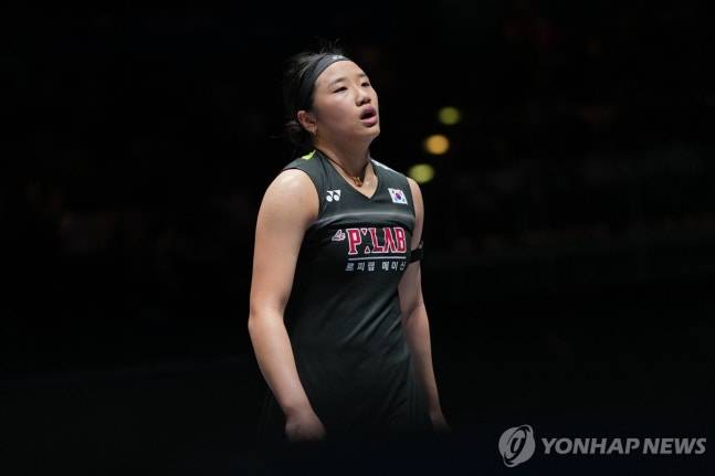 왕즈이(중국·세계랭킹 2위)가 안세영(삼성생명·세계랭킹 1위)을 꺾은 것은 중국에서도 큰 화제다. 중국 언론은 왕즈이가 안세영을 상대로 승리를 거두며 10연패를 끊어낸 이번 경기를 통해 안세영이 '무적'은 아니라는 것을 확인했으며, 이번 경기를 시작으로 배드민턴의 판도가 바뀔 수도 있다고 바라봤다. 사진 연합뉴스