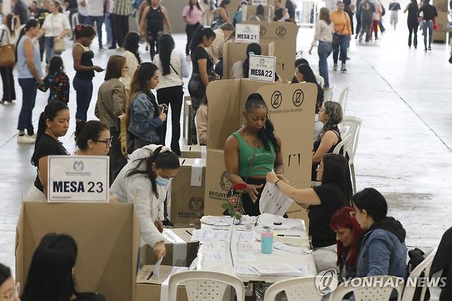 8일(현지시간) 콜롬비아에서 치러진 총선 투표 모습 [메데인 EFE=연합뉴스. 재판매 및 DB 금지]