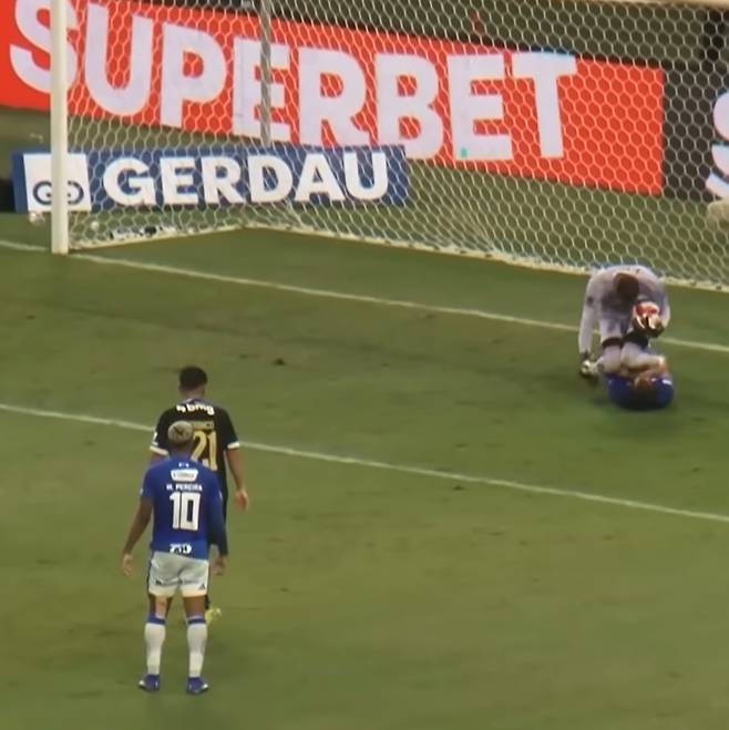 상대 선수의 가슴을 무릎으로 짓누르는 골키퍼 [중계화면 캡처. 재판매 및 DB 금지]