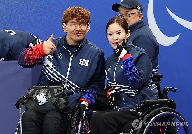 '준결승 진출 희망의 불씨' (코르티나담페초=연합뉴스) 한종찬 기자 = 9일(현지시간) 이탈리아 코르티나 컬링 올림픽 스타디움에서 열린  2026 밀라노·코르티나담페초 동계 패럴림픽 휠체어컬링 믹스더블 예선 대한민국 대 에스토니아의 경기. 이용석과 백혜진이 승리를 거둔 뒤 포즈를 취하고 있다. 2026.3.10 saba@yna.co.kr