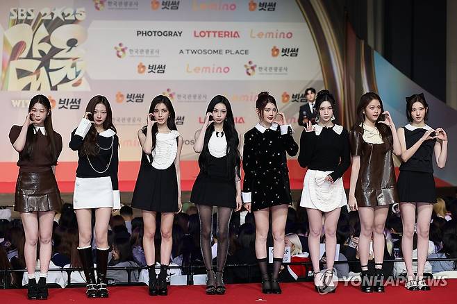 포즈 취하는 하츠투하츠 (인천=연합뉴스) 류효림 기자 = 그룹 하츠투하츠가 25일 인천 영종도 인스파이어 엔터테인먼트 리조트에서 열린 2025 SBS 가요대전 레드카펫 행사에서 포즈를 취하고 있다. 2025.12.25 ryousanta@yna.co.kr