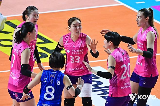 득점 후 기뻐하는 흥국생명 선수들 [한국배구연맹 제공. 재판매 및 DB 금지]