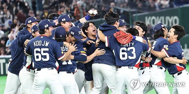호주 이기고 8강 진출하는 한국 (도쿄=연합뉴스) 김인철 기자 = 9일 일본 도쿄돔에서 열린 2026 월드베이스볼클래식(WBC) C조 조별리그 최종전 대한민국과 호주의 경기.
    호주를 꺾고 8강 진출을 확정한 한국 대표팀이 기뻐하고 있다. 2026.3.9 yatoya@yna.co.kr