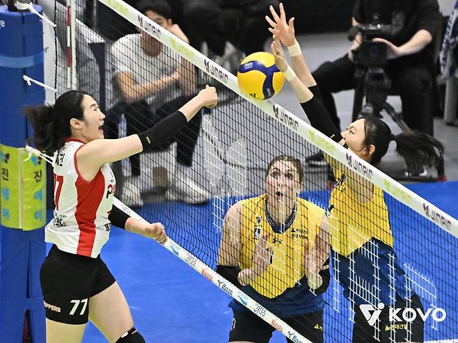 블로킹하는 현대건설의 양효진(오른쪽) [한국배구연맹 제공. 재판매 및 DB 금지]