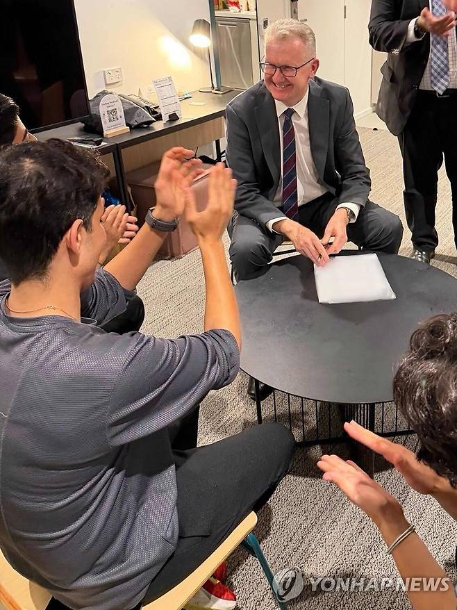 호주, 이란 여자축구대표팀 선수 망명 허용 10일(현지시간) 토니 버크 호주 내무부 장관(윗쪽)이 호주에 망명을 신청한 이란 여자축구대표팀 선수들과 만나 인도주의 비자 발급 관련 서류에 서명하고 있다.
[호주 내무부 제공. 재판매 및 DB 금지]