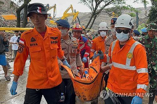 사망자 시신 옮기는 구조대원들 [EPA 연합뉴스 인도네시아 국가수색구조청 제공. 재판매 및 DB 금지]