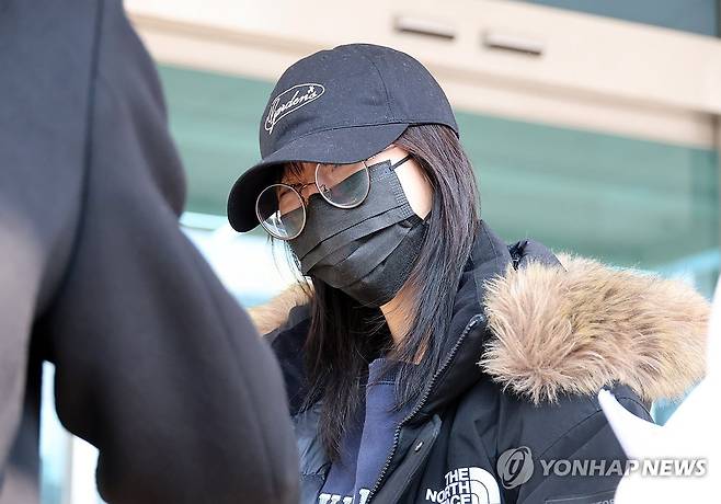 경찰 소환된 쯔양 (대전=연합뉴스) 이주형 기자 = 먹방 유튜버 쯔양(본명 박정원)이 10일 대전 서구 대전둔산경찰서에 피고소인 신분으로 조사를 받기 위해 들어가며 발언하고 있다. 2026.3.10 coolee@yna.co.kr