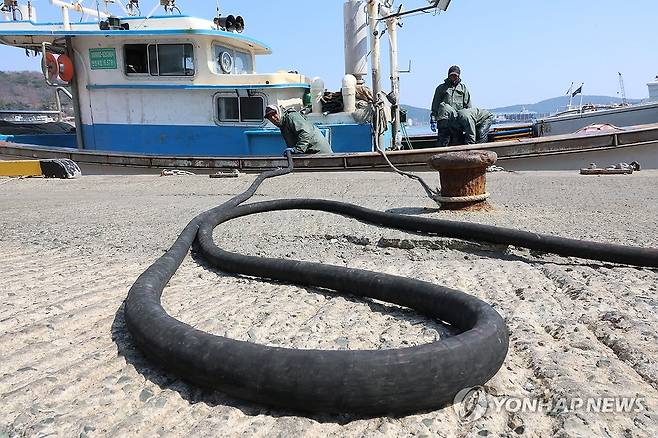 기름값 급등에 어민도 시름 (부산=연합뉴스) 박성제 기자 = 최근 중동 전쟁 여파로 유가가 급등한 가운데 10일 오후 부산 사하구 부산시수협 다대위판장 급유소에서 한 어민이 선박에 기름을 넣고 있다. 2026.3.10 psj19@yna.co.kr