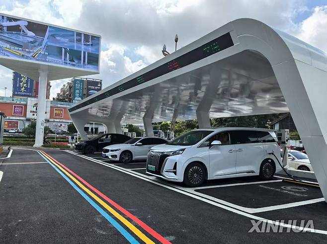 충전 중인 중국 전기차들  [신화=연합뉴스. 자료사진. 재판매 및 DB 금지]