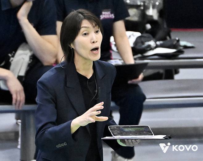 지난 5일 현대건설과의 경기 당시 흥국생명 요시하라 도모코 감독 [한국배구연맹 제공. 재판매 및 DB 금지]