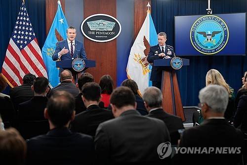 피트 헤그세스 국방장관(왼쪽)과 댄 케인 합참의장 [AP=연합뉴스 자료사진. 재판매 및 DB 금지]