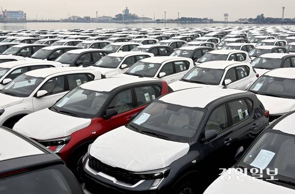 미국·이스라엘과 이란의 전쟁 여파로 중동지역 수출에 어려움을 겪고 있는 가운데 11일 운반선을 구하지 못한 중동지역 수출 차량들이 인천 내항에 줄지어 서 있다. 2026.3.11 /김용국기자 yong@kyeongin.com