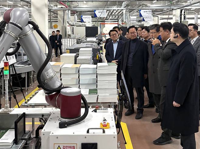 ▲ 11일 파주에 소재한 (주)프린피아에서 중소기업중앙회가 국회 '개혁행동포럼'과 함께 생산 시설을 둘러보고 있는 모습./사진제공=중소기업중앙회