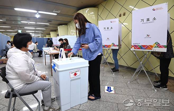 인천 한 투표소에서 유권자들이 투표하고 있다. 정선식기자