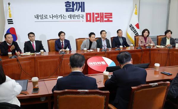 장동혁 국민의힘 대표가 국회에서 국힘 중진 의원들과 면담하고 있다. 2026.2.26 [사진=연랍뉴스]