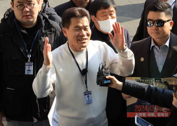 전 한국사 강사 전한길씨가 이재명 대통령 명예훼손 혐의로 조사를 받기 위해 12일 서울 동작경찰서로 출석 하며 기자의 질문에 답하고 있다. 2026.2.12 [사진=연합뉴스]