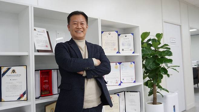 대전지역 건강기능식품 기업인 (주)파인네스트 고윤석 대표가 서구 둔산동에 자리한 회사 사무실에서 과학기술정통부 장관 표창, 산업통상자원부 장관상 등 각종 표창장을 배경으로 기념촬영하고 있다. /사진=김흥수 기자