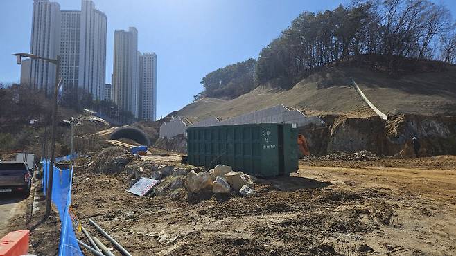 아산시 용화동 137-3번지 일원에서 추진되고 있는 '용화체육공원 민간특례사업' 공사 현장.(사진=남정민 기자)