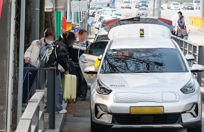 11일 광주종합버스터미널 택시승강장에서 전기차 택시가 승객을 태우고 있다. 판영석 기자