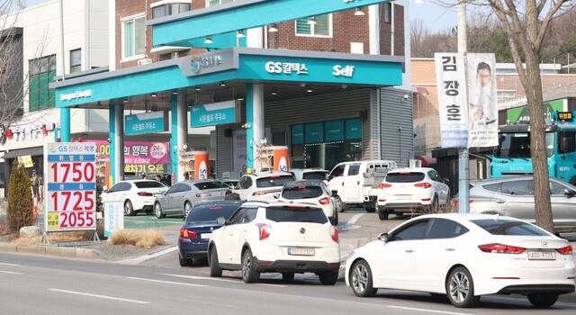 정부의 석유 최고가격제 시행을 앞둔 11일 전주시의 한 저렴한 주유소에 주유를 하려는 차량들이 몰리며 북적이고 있다. 조현욱 기자
