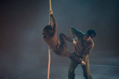 ◇춘천마임축제 ‘마임프린지’가 5월 30일 ‘밤샘난장 도깨비난장’에서 열린다. 사진은 2025 마임프린지 우승팀 양설희 ‘그네’. 춘천마임축제 제공