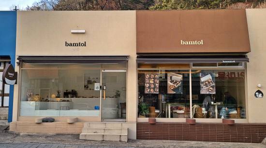 하동 화개에 위치한 밤톨 매장 외경. 투박한 간판들 사이에 간결한 외관이 오히려 매장을 더욱 돋보이게 한다.