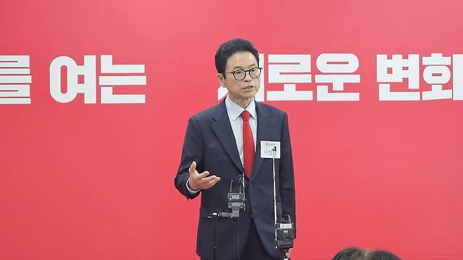 11일 서울 여의도 당사에서 열린 국민의힘 경북도지사 공천 면접을 마친 이철우 예비후보가 취재진의 질문에 답하고 있다.