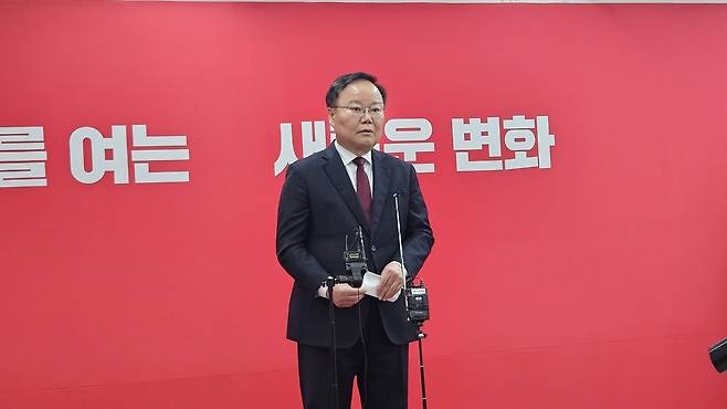 11일 국민의힘 경북도지사 공천 면접을 마친 김재원 예비후보가 취재진에게 면접 내용 등을 설명하고 있다.