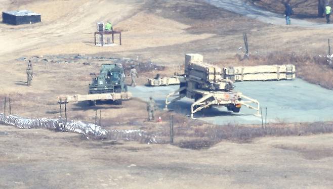 10일 미국 국방부가 한국에 배치된 사드(THAAD·고고도 미사일 방어체계) 중 일부를 중동 지역으로 이동시키고 있다는 보도가 나온 가운데 지난 5일 경북 성주군의 미군 사드 기지에서 발사대 해체 작업이 진행되고 있다. 연합뉴스