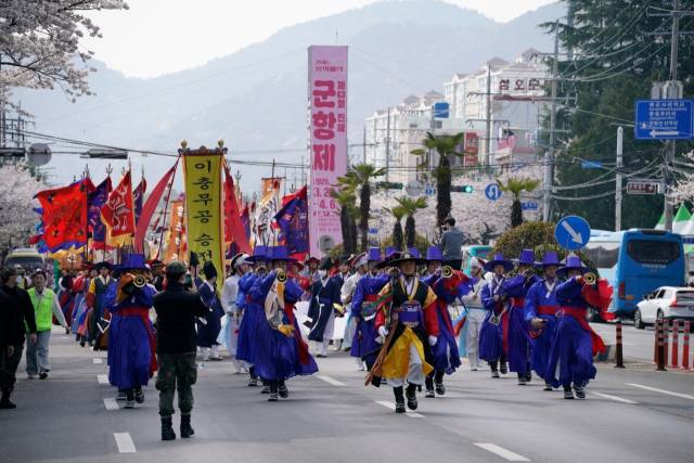 우리나라 최대 규모 벚꽃축제인 ’진해군항제‘가 오는 27일부터 내달 5일까지 10일간 경남 창원시 진해구 전 지역에서 열린다. 사진은 지난해 진해에서 열린 이충무공 승전행차 모습 창원시 제공