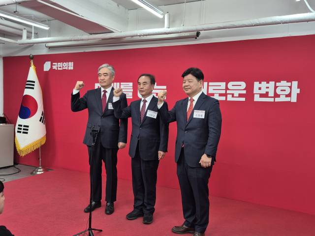 조명래 전 창원시 제2부시장, 이현규 전 창원시 제2부시장, 조청래 전 창원시설공단 이사장.