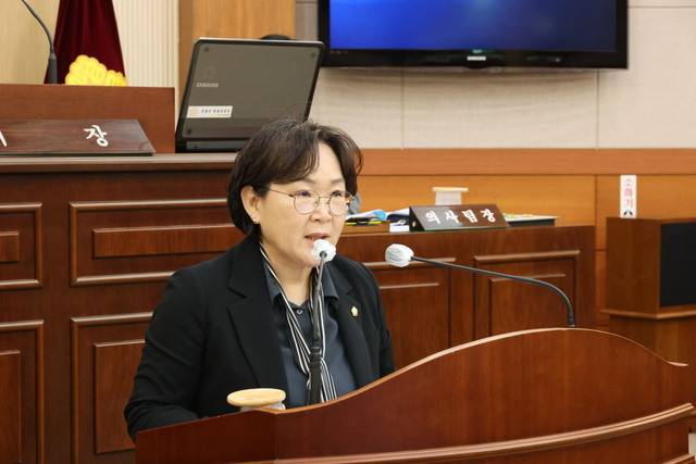 김옥랑 봉화군의원이 11일 봉화군의회 제278회 임시회 제1차 본회의에서 5분 자유발언을 통해 임대형 스마트팜의 안정적 운영과 청년농 정착 지원 확대 필요성을 강조하고 있다. 봉화군의회 제공