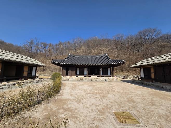 장기 유배문화 체험촌에 마련된 우암적거지 전경. 전준혁기자