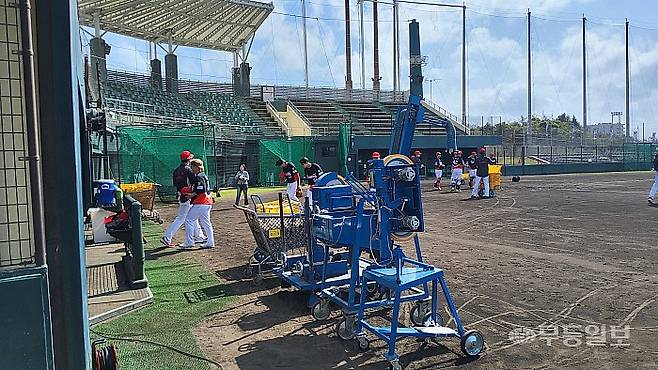 맑은 날씨 아래 펑고 훈련이 한창인 KIA타이거즈 야수진.