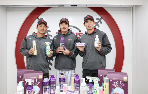 오지환왼쪽부터 임찬규 홍창기 선수가 특별 선물세트를 들고 기념사진을 촬영하고 있다 사진LG생활건강