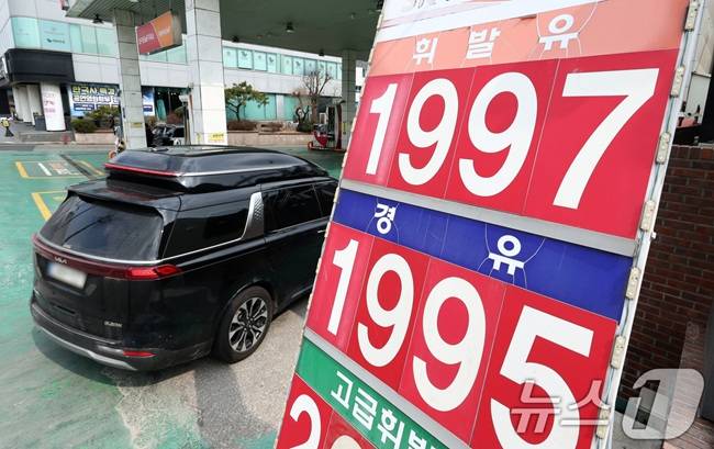 9일 서울 시내 한 주유소에 휘발유·경유 가격이 표시되어 있다. /제공=뉴스1