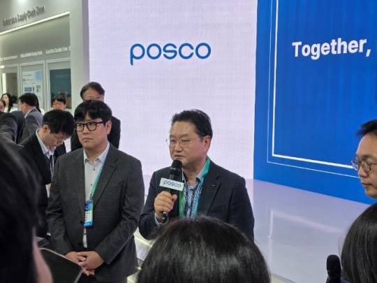 남상철 포스코퓨처엠 양극재센터장이 11일 인터배터리 2026 부스에서 기자들과 만나 전고체 배터리 소재 양산 계획에 대해 설명하고 있다. / 사진=김재훈 기자