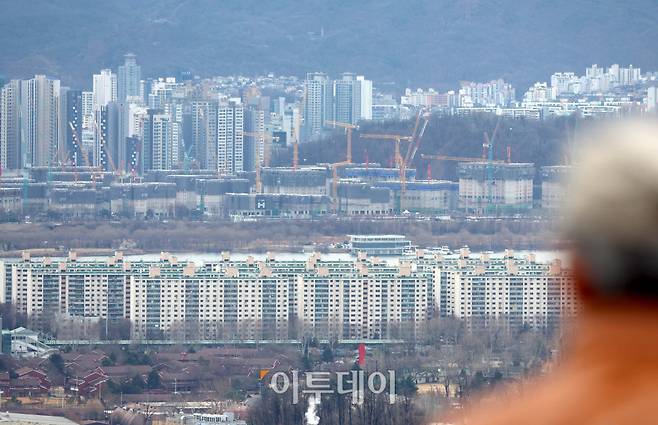 서울 남산에서 바라본 건설중인 아파트 단지와 기존 단지. 신태현 기자 holjjak@(이투데이DB)