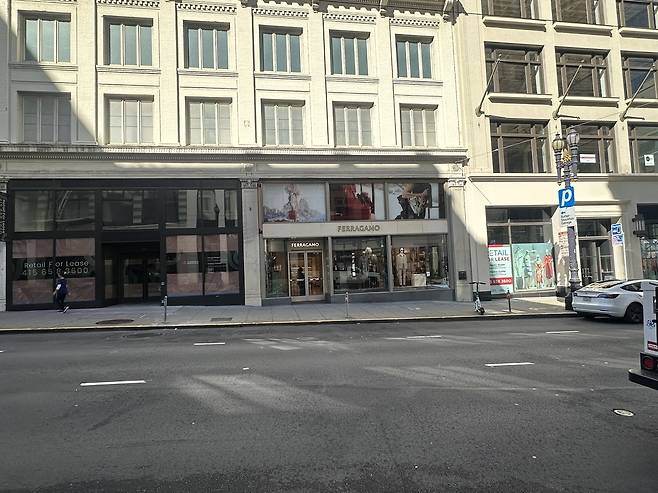 미국 샌프란시스코 유니언스퀘어 근처 명품가에 공실이 드문드문 보였다. 사진은 페레가모 매장 양 옆으로 상가가 비어있는 모습.(샌프란시스코(미국)=이수진 기자)