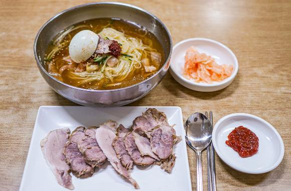 일미밀면의 밀면과 수육. (사진제공=부산관광공사)