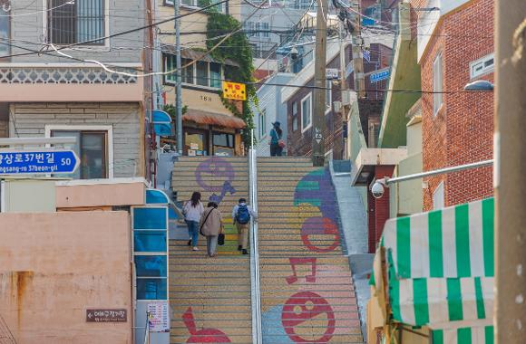 초량 이바구길 코스를 걷고 있는 관광객 모습. (사진제공=한국관광공사)